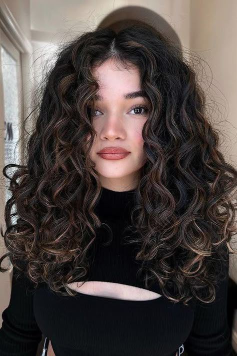 Black Hair With Blonde Highlights, Curly Hair Color Ideas, Curly Hair Color, Dark Curly Hair, Highlights Curly, Dyed Curly Hair, Natural Curly Hair Cuts, Black Hair Balayage, Highlights Curly Hair