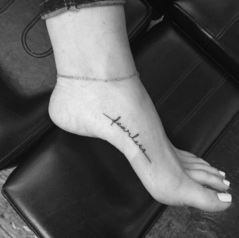 Fearless Tattoo, Wörter Tattoos, Small Foot Tattoos, One Word Tattoos, Nyc Tattoo, Foot Tattoos For Women, Gorgeous Tattoos, Inspiration Tattoos, Cute Small Tattoos