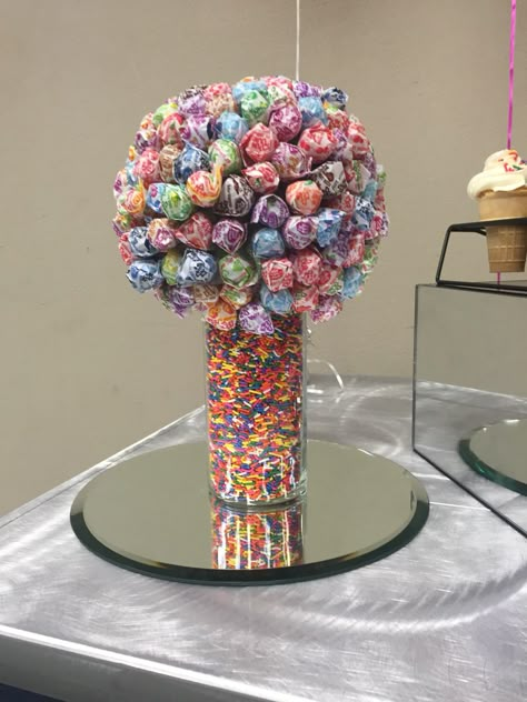 Dum Dum sucker bouquet, baby sprinkle decor! Sucker Decorations, Giant Sucker Decorations, Dum Dum Sucker Bouquet, Dum Dum Bouquet, Sucker Centerpieces, Dum Dum Centerpiece, Sprinkle Flower Vases, Sucker Bouquet, Candy Jars Diy