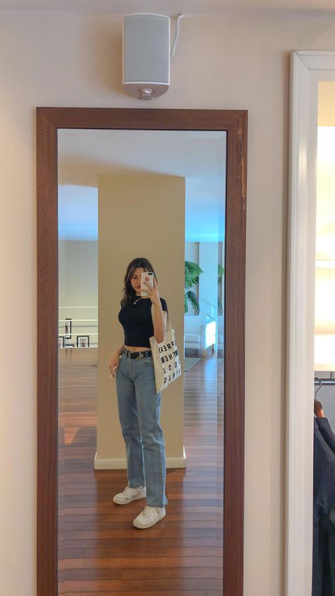 Backgrand Story Instagram, Mirror Poses Standing, Back Mirror Selfie, Bedroom Mirror Selfie, Standing Mirror Selfie, Selfie Poses Face, Mirror Selfie Poses Face, Selfie In Mirror, Ootd Mirror Selfie