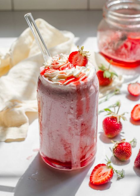 Food With Strawberries, Strawberry Milkshake Aesthetic, Strawberries Milkshake, Strawberries And Cream Smoothie, Berry Milkshake, Milkshake Without Ice Cream, Milkshake Aesthetic, Strawberry Milkshake Recipe, Strawberry Banana Milkshake