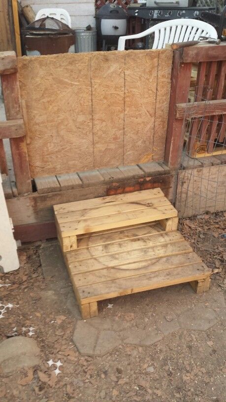 Made some steps out of pallets for the back  porch Shed Steps, Pallet Steps, Pallet Porch, She Shed Craft Room, Pallet Stairs, Small Pallet, Pallet Shed, Wood Steps, Porch Steps