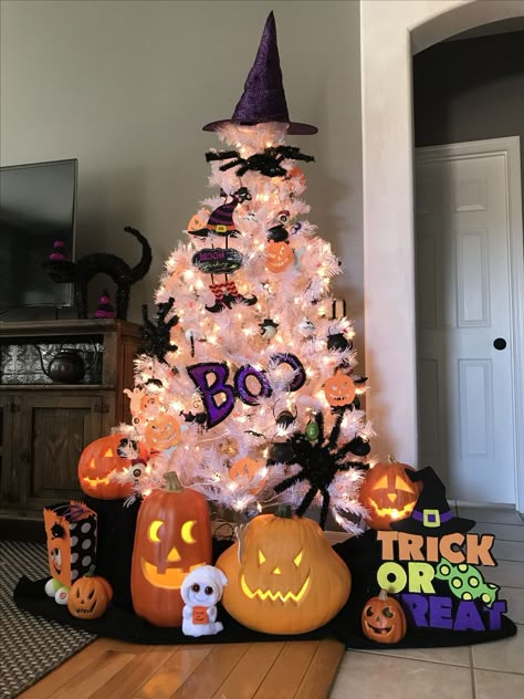 Small Halloween Tree Ideas, Halloween Xmas Tree Decorations, Halloween Theme Christmas Tree, Diy Halloween Trees Ideas, White Halloween Tree, Halloween Christmas Tree Ideas, Halloween Trees Ideas, Easter Christmas Tree, Halloween Crafts Diy Projects