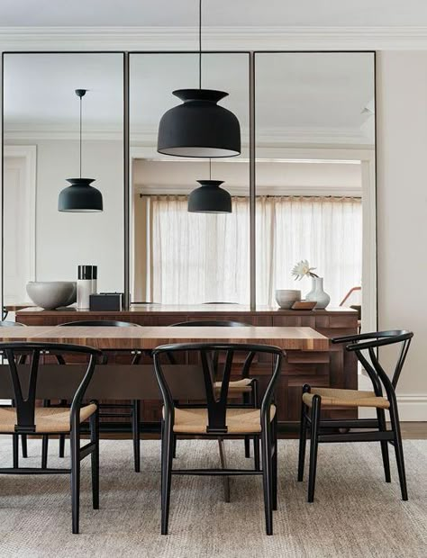 Modern dining space with black pendant lights, black midcentury dining chairs and floor to ceiling oversized mirrors. Mirror Dining Room, Dining Ideas, Minimalist Dining Room, Scandinavian Chairs, Mirrored Wall, Dining Room Wall Decor, Room Walls, Interior Modern, Dining Room Inspiration