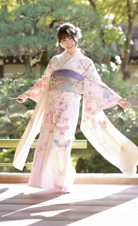 Traditional Japanese Kimono Female, Cute Kimono Outfits Japanese, Winter Kimono Traditional, Furisode Traditional, Kimono Poses Reference, Japanese Kimono Female, Japanese Princess Kimono, Pink Kimono Traditional, Yukata Aesthetic