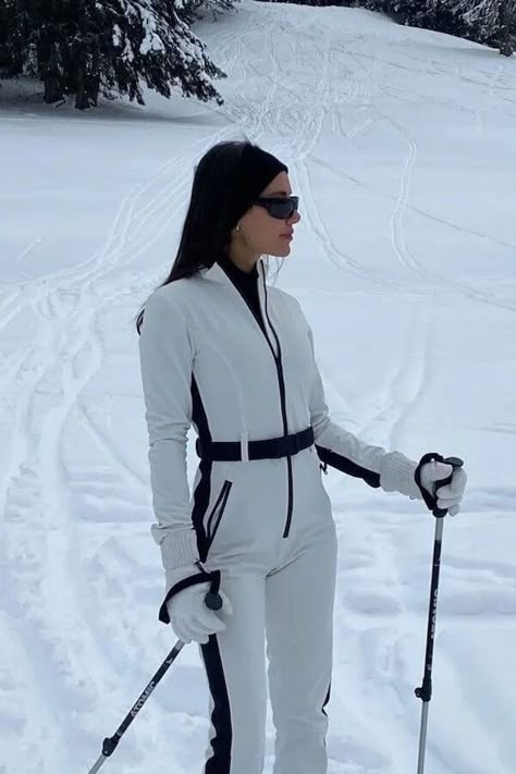 60+ Stylish And Functional Skiing Outfit Ideas For Women [2024]: Style Tips & Brands Aspen Skiing Aesthetic, Courchevel Ski Outfit, Niseko Aesthetic, All White Ski Outfit, Winter Outfit Switzerland, Swiss Outfit Winter, Aspen Outfit Winter Ski Fashion, Ski Suit Aesthetic, Aspen Ski Outfits