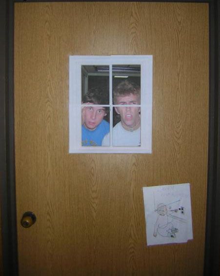 College Dorm Door, Dorm Door Decorations, Dorm Room Doors, Dorm Door, Dream Dorm, Dorm Room Hacks, College Dorm Room Decor, Room Hacks, Ra Ideas