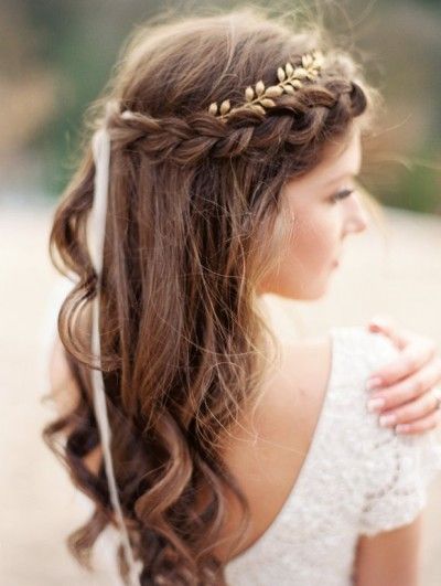 Are you planning a magical Winter wedding? Then listen up! Today's post is all about how to style your hair for an enchanting celebration this season. From bohemian to edgy – we've got a hairstyle to suit everyone… Simple Bridal Hairstyle, Winter Wedding Hair, Bohemian Hairstyles, Classic Hairstyles, Pretty Braided Hairstyles, Trendy Wedding Hairstyles, Braided Hairstyles For Wedding, Wedding Hair Makeup, Crown Hairstyles