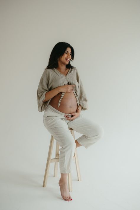 Capturing Maternity Elegance: A Stunning Editorial Studio Session in Utah — HopesandCheers Maternity Photography Minimalist, Neutral Maternity Pictures Studio, Maternity Shoot White Backdrop, Maternity Photoshoot Backdrop, Maternity White Backdrop, Pregnant Photography Studio, Indoor Studio Maternity Photos, Backdrop Maternity Photos, Different Maternity Shoot Ideas