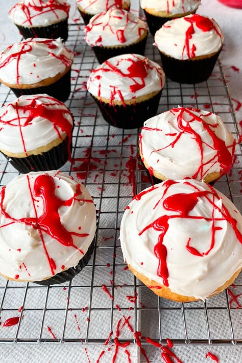 Scary Desserts, Easy Halloween Cupcakes, Spooky Desserts, Halloween Party Desserts, Scary Halloween Food, Halloween Dessert Ideas, Dessert Halloween, Dulces Halloween, Easy Halloween Party