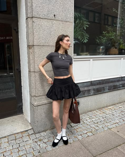 yes a bubble skirt is more fun 🤍🫧 Skirt With Baggy Shirt, Black Balloon Skirt Outfit, Black Bubble Skirt Outfit, Balloon Skirt Outfit, Skirt With Tshirt, Bubble Skirt Outfit, Black Bubble Skirt, Dubai Fits, Outfit For Night Out