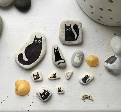 Pet Rock Ideas, Cat Rock Painting, Stone Painting Ideas, Adorable Drawings, Pictures Of Pets, Pet Rock, Funny Animal Pics, Diy Rock Art, Stone Art Painting