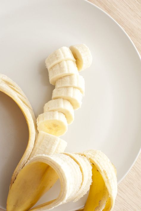 Ripe Banana Peeled and Sliced on White Plate - Free Stock Image August Summer, Most Paused Movie Scenes, Clean Eating Challenge, Trending Shorts, Pause Button, Lean Belly Juice, Banana Fruit, Belly Juice, Nutrition Articles