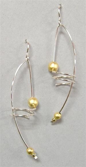 Simple yet elegant. Diy Earrings Pearl, Anting Manik, Gold Pearl Jewelry, Bijoux Fil Aluminium, Diy Wire Jewelry, Wire Work Jewelry, Wire Wrap Jewelry, Earrings Inspiration, Wrap Jewelry