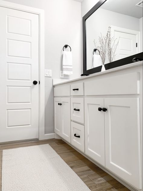 Bathroom White Vanity Black Hardware, White Vanities With Black Hardware, White Bathroom Vanity With Black Handles, White Cabinet Black Hardware Bathroom, White Bath Vanity With Black Hardware, White Decor Bathroom, Black Bathroom Hardware, Black Cabinets Bathroom, Bathroom Runner