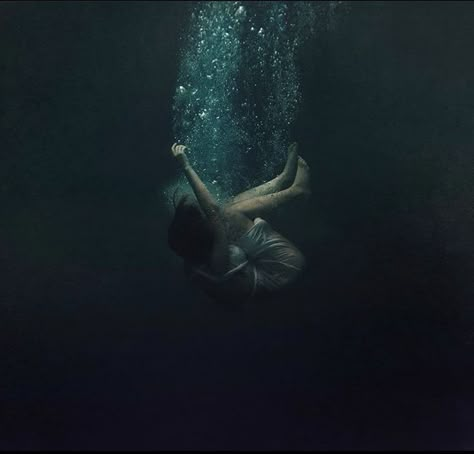 Dark Photography, Underwater Photography, Sirens, Book Aesthetic, Dark Aesthetic, Dark Art, Pose Reference, Aesthetic Art, Aesthetic Pictures