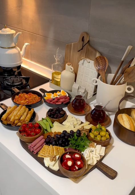 Charcuterie Snacks, Amazing Food Platters, Catering Ideas Food, Deli Food, Healthy Food Dishes, Food Displays, Food Table, Cutlery Sets, Sharpeners