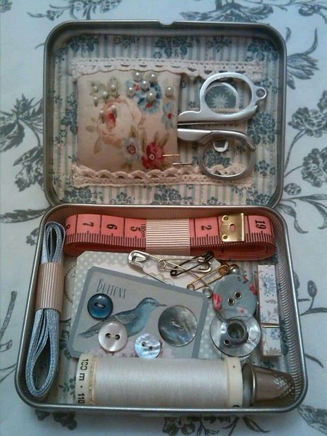 Travel Sewing Case, Tilda Sewing, Sewing Kit Box, Mint Tin Crafts, Stitch Box, Mini Sewing Kit, Tin Ideas, Travel Sewing Kit, Tin Crafts