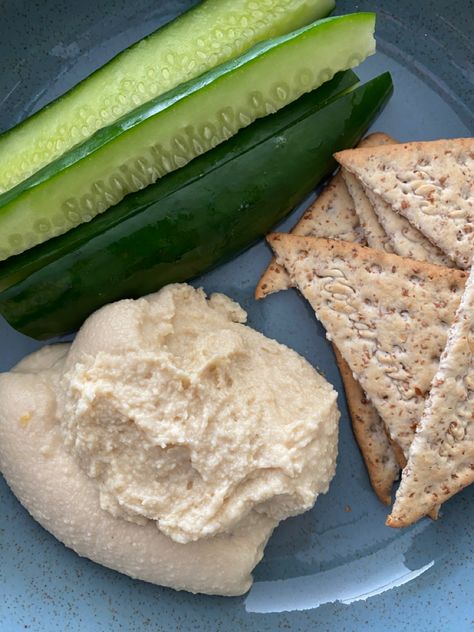 Aesthetic snack/lunch idea Hummus And Crackers Aesthetic, Hummus Aesthetic, Wfpb Snacks, Healthy Salty Snacks, Aesthetic Snack, Hummus Snack, Snack Aesthetic, Lunch Aesthetic, Snack Lunch