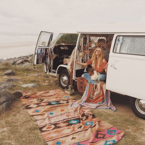 . Mundo Hippie, Volkswagon Van, Bus Girl, Kombi Home, Hippie Bus, Hippie Lifestyle, Hippie Aesthetic, Combi Volkswagen, Volkswagen Camper