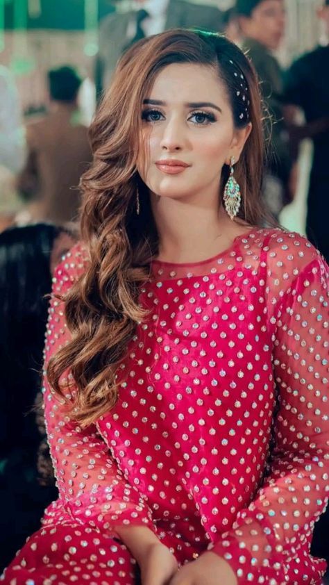 Beats Hairstyle, Pakistani Party Hairstyle, Hairstyles With Saree, Pakistani Bridal Hairstyles, Hair Curl, Easy Dress Sewing Patterns, Fashion Show Dresses, Dresses Sewing, Girls Dresses Sewing