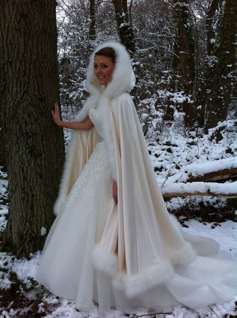 Winter Wedding Cape, Winter White Dress, Christmas Wedding Dresses, Winter Wedding Gowns, Dress With Hood, Wedding Cloak, White Dress Winter, Bridal Shrug, Wedding Coat