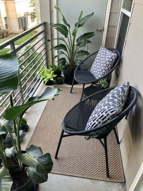 Black And White Balcony Decor, Minimalist Balcony Decor, Balcony Apartment Ideas, Small Apartment Patio Decorating Ideas, Apt Patio Ideas, Mini Balcony Ideas, Apartment Porch Decorating, Apartment Outdoor Patio Ideas, Tiny Balcony Ideas