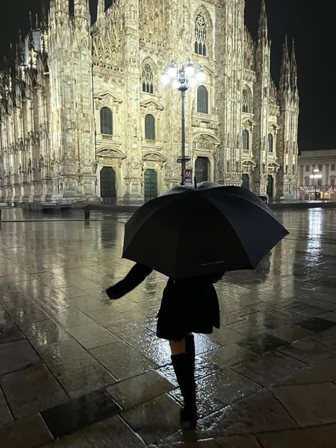 walking in milan at night while it rains Milan Aesthetic Night, Milan Aesthetic Fashion, Always Be Lilith Never Eve, Nothing Burns Like The Cold, Valeria Core, Milano Aesthetic, Milan Summer, Uni Lifestyle, Milan Aesthetic