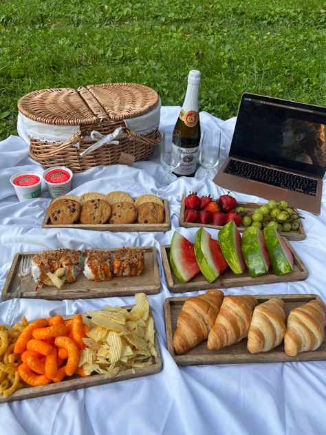 #picnic #aesthetic Lake Picnic Ideas, Foods For Picnic Ideas, Picnicking Ideas Food, Picnic Food Ideas Recipes, Senior Picnic Ideas, Picnic Bday Party Ideas Simple, Picnic Board Ideas, Picnic Food Ideas Aesthetic Junk Food, Picnic Snack Ideas Simple