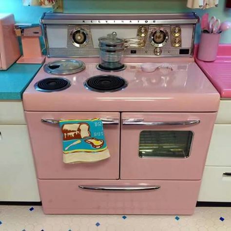 Vintage House Interior, Modern Stoves, Retro Kitchen Appliances, Wall Stove, Best Kitchen Lighting, Pink Kitchen Decor, Kitchen Lighting Design, Modern Home Decor Kitchen, Retro Kitchens