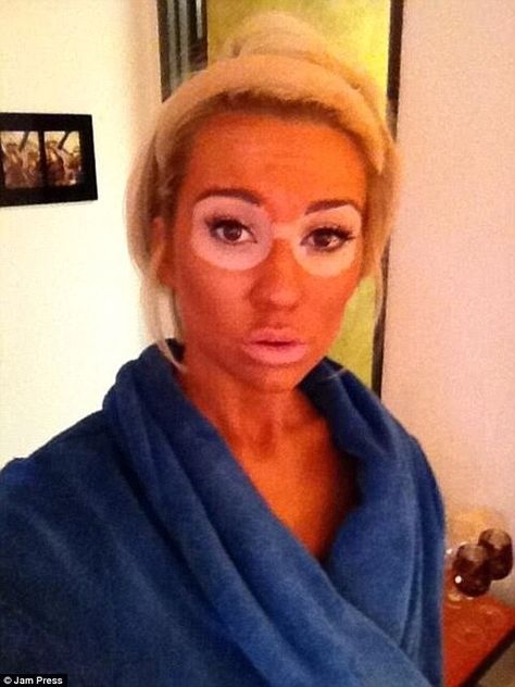 Not a good look! This tan lover managed to get tan lines from her sunbed goggles... Tanning Meme, Bad Spray Tan, Tan Fail, Makeup Fake, Sunny D, Bad Makeup, How To Get Tan, White Culture, Trending Tattoo