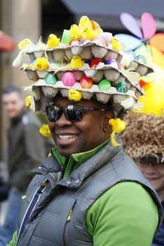 Diy Easter Costume, Easter Egg Bonnet Ideas, New York Easter Bonnet Parade, Hat Diy Ideas, Easter Bonnet Parade, Easter Hat Ideas, Easter Bonnet Ideas, Easter Hat Parade, Easter Bonnets