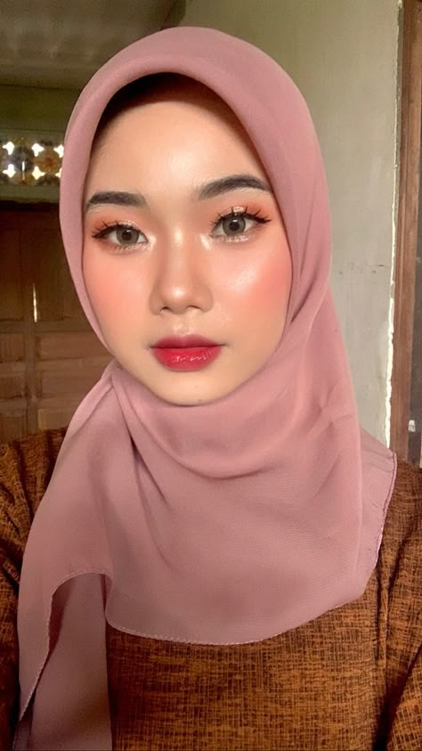 Makeup Wisuda Hijab Flawless, Make Up Graduation, Graduation Look Makeup, Make Up Wisuda, Make Up Inspired, Makeup Ala Korea, Makeup Wisuda, Graduation Look, Wedding Eye Makeup