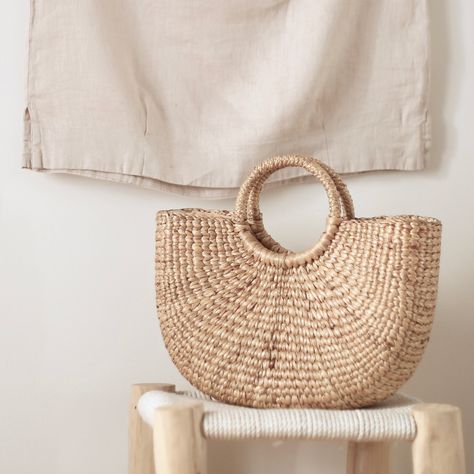 Round Straw Bag, Black And White Leaves, Clothing Guide, Knitted Bag, White Leaves, Basket Woven, Trendy Bags, Bag Inspiration, Rattan Bag