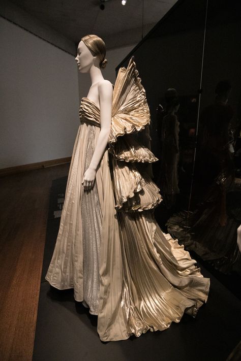 Architectural Inspired Fashion, Zac Posen Wedding Dress, Heaven Clothes, Gold Evening Gown, Roberto Capucci, Met Gala Outfits, Angel Fashion, Heavenly Bodies, History Fashion