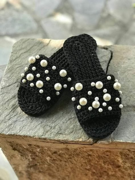 Slippers Design, Diy Crochet Slippers, Crocheted Slippers, Decorating Flip Flops, Diy Crafts Crochet, Diy Slippers, Ladies Slippers, Crochet Shoes Pattern, Crochet Symbols