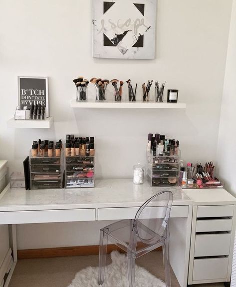 Bedroom Desk Organization, Vanity In Bedroom, Room Vanity Ideas, Room Dressing, Makeup Area, Organisation Ideas, Bedroom Makeup Vanity, Bedroom Desk, Makeup Rooms