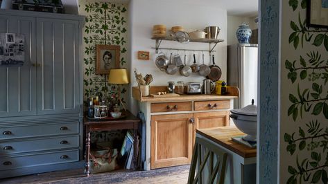 Kitchen Brick, English Cottage Kitchens, Classical Kitchen, Unfitted Kitchen, Kitchen Decor Styles, Corner Cupboard, Fitted Kitchen, Old Dressers, Yellow Kitchen