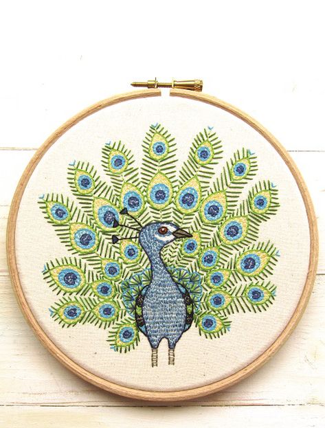 Embroidery Hoop Patterns, Creative Embroidery Ideas, Embroidery Peacock, Pineapple Embroidery, Peacock Embroidery Designs, Modern Hand Embroidery Patterns, Peacock Embroidery, Basic Hand Embroidery Stitches, Embroidery Lessons