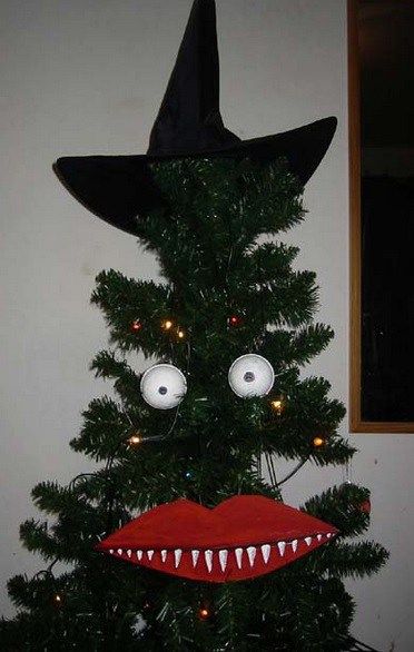 Weird and scary looking Christmas tree Cursed Christmas Tree, Funny Christmas Tree Decorations, Wacky Christmas Tree, Weird Christmas Trees, Funny Christmas Tree Themes, Scary Christmas Decorations, Cursed Christmas, Funny Christmas Trees, Crazy Christmas Trees