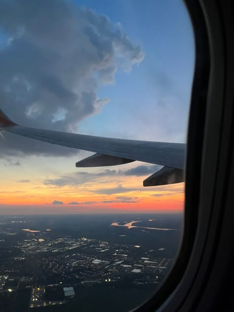 flight, plane, sunset, new york, travel, view, window seat, plane picture Plane Window View, Airplane Window View, Plane Photos, Plane Window, Airplane Wallpaper, Airport Aesthetic, Vision Board Images, Vision Board Photos, Airplane Window