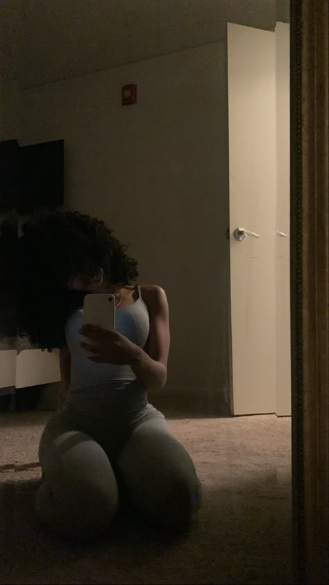 Cute Selfie Ideas Aesthetic, Fit Check Mirror Selfie No Face, Poses To Do In The Mirror, No Face Mirror Selfie Black Women, Cute Selfie Ideas Black Women, No Face Pics Aesthetic Black Women, Instagram Photo Ideas Black Women, Cute Poses For Pictures Mirror, Black Woman Selfie Poses