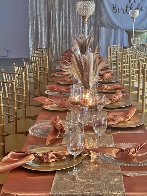 Rose Gold Garden Party, Champagne Color Party Decorations, Rose Gold And Gold Table Setting, Elegant Birthday Party Table Decor, Rose Gold And Champagne Birthday Decor, Rose Gold And Gold Party Decorations, Rose Gold Party Aesthetic, Rose Gold Masquerade Party, Rose Gold And Gold Birthday Party