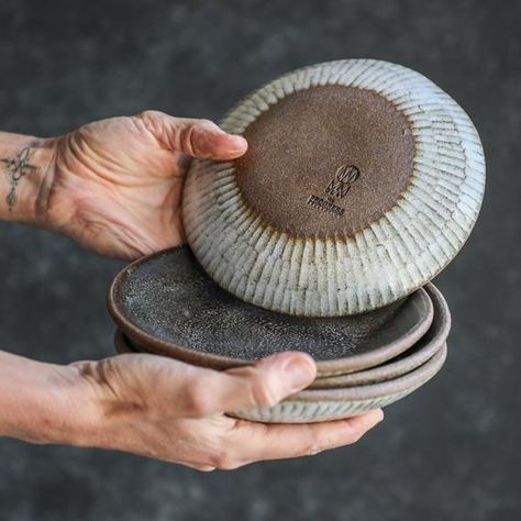 Hand Rolled Pottery, Handmade Pottery Plates, Small Ceramic Bowl, Ceramics Pottery Bowls, Rustic Pottery, Rustic Ceramics, Sculptures Céramiques, Ceramic Dinnerware, Keramik Design