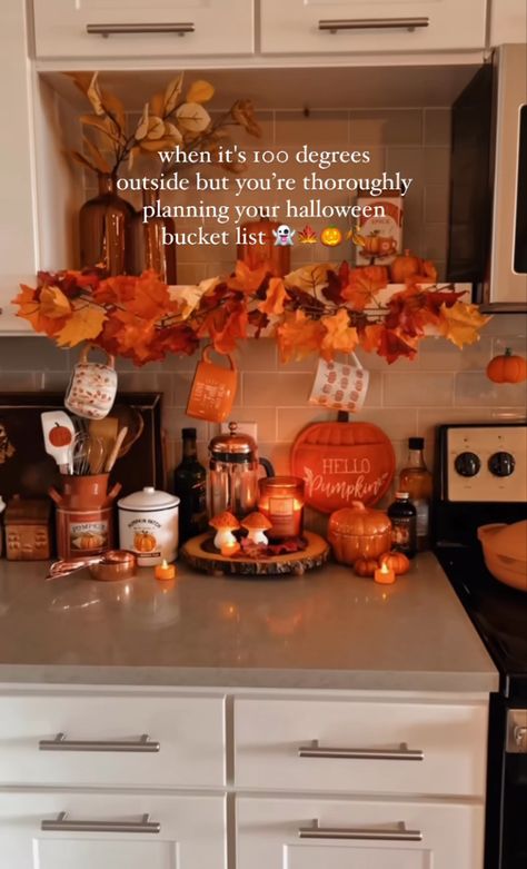 Fall Kitchen Lights, Fall Decor Exterior House, Fall Decor Inspo Kitchen, Fall Theme Home Decor, Cozy Fall Kitchen Decor, Fall Decorated Kitchen, Fall Aesthetic Kitchen, Fall Themed Kitchen, Traditional Fall Decor Ideas