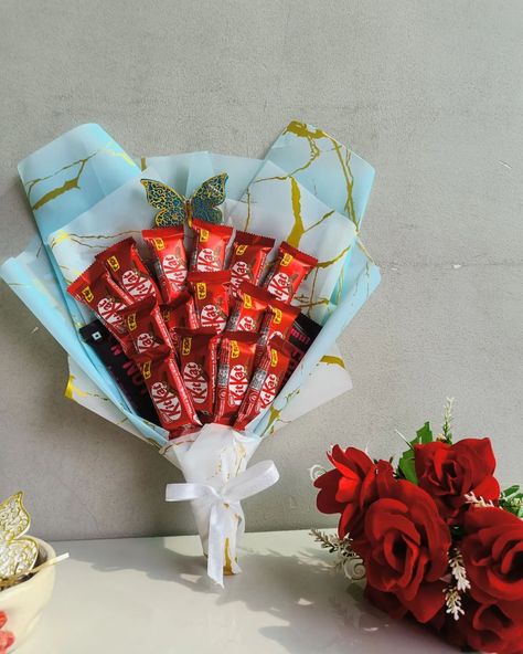 Kitkat Chocolate Bouquet, Kitkat Hamper Ideas, Chocolate Hamper Ideas, Kitkat Flower Bouquet, Kitkat Bouquet Gift Ideas, Chocolate Packing Ideas Gift, Kitkat Bouquet, Chocolate Bouquet Ideas Creative, Food Bouquet Ideas