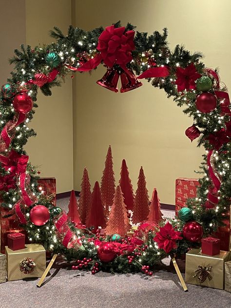 Round Christmas Backdrop, Indoor Event Decor, Christmas Event Backdrop, Christmas Decorations Backdrop, Christmas Arch Ideas, Christmas Arch Backdrop, Christmas Backdrop Decorations, Backdrop Christmas Ideas, Church Foyer Christmas Decor