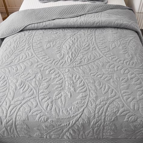 Bed Quilts Queen, Modern Bedspread Ideas, Twin Bed Spreads, White Quilted Bedspread, Bed Spreads Modern, Coverlet Bedding Ideas, Farmhouse Quilt Bedding, Cute Bedspreads, Bedspread Ideas