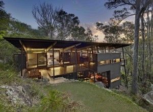 Island House - prefabricated modular house on a steep site (1) Hillside Homes, House On Slope, Pole House, Skillion Roof, Slope House, Wild Man, Hillside House, House On Stilts, Timber House