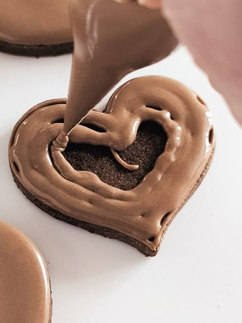 Chocolate Royal Icing — Honey Blonde Chocolate Royal Icing For Cookies, Royal Icing Recipe Flavored, How To Flavor Royal Icing, How To Make Brown Royal Icing, Royal Icing Flavors, Flavored Royal Icing Recipe, Chocolate Icing For Cookies, Chocolate Royal Icing Recipe, Piping Tricks